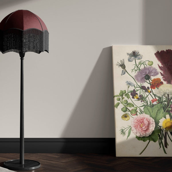 Schilderij stilleven met bloemen op canvas schilderij met veel wit en bijzonder veel kleur. Het werk toont een veldboeket voor aan de muur. 