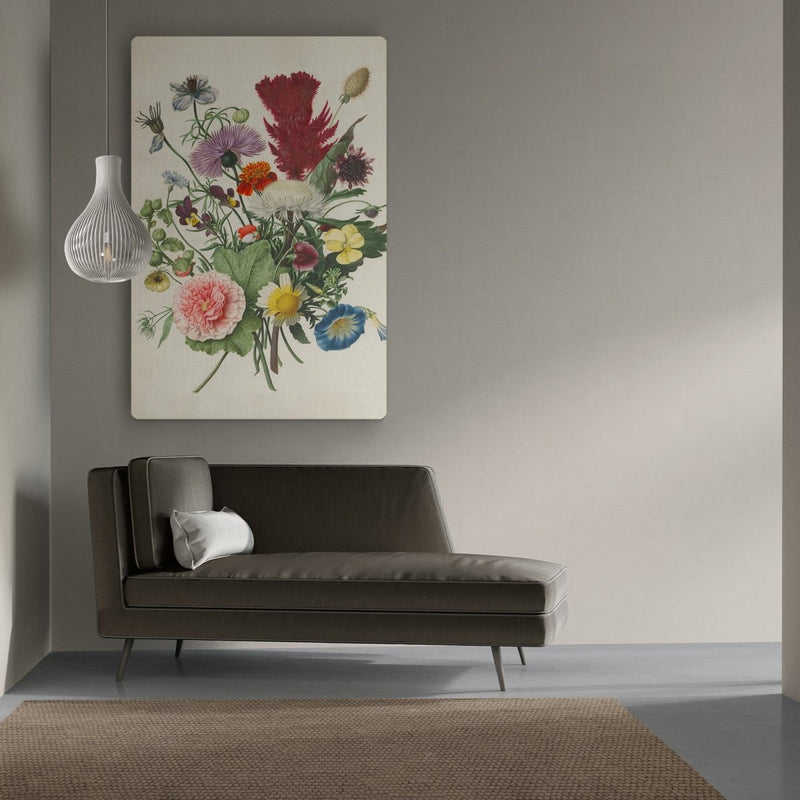 Bekijk hier het schilderij met bloemen boven een bank in de woonkamer hangen. Het kleurrijke werk contrasteert erg mooi met de beige wand. 