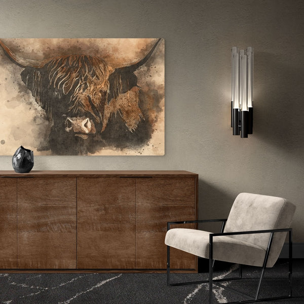Hier zie je het waterverf schilderij van een Schotse hooglander boven een dressoir hangen. Het werk aan de muur is gemaakt van canvas, gespannen op een spieframe.