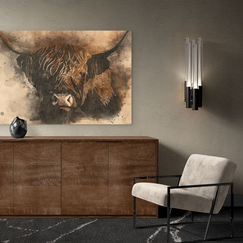 Hier zie je het waterverf schilderij van een Schotse hooglander boven een dressoir hangen. Het werk aan de muur is gemaakt van canvas, gespannen op een spieframe.