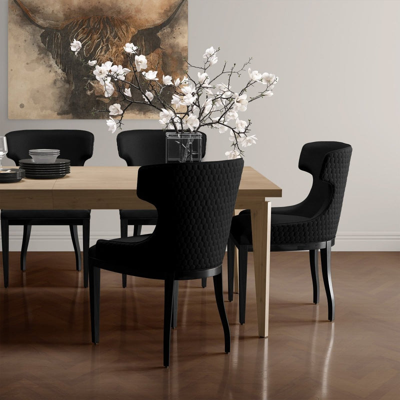 Hier zie je het Schotse hooglander werk aan de muur hangen in de keuken. Het unieke werk is gemaakt met een mix aan materialen en technieken waarbij waterverf het hoofdbestandsdeel is.