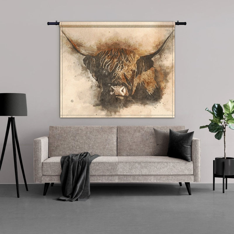 Dit wandkleed aan de muur hangt boven een bank in de woonkamer en toont een waterverf schilderij van een Schotse hooglander.
