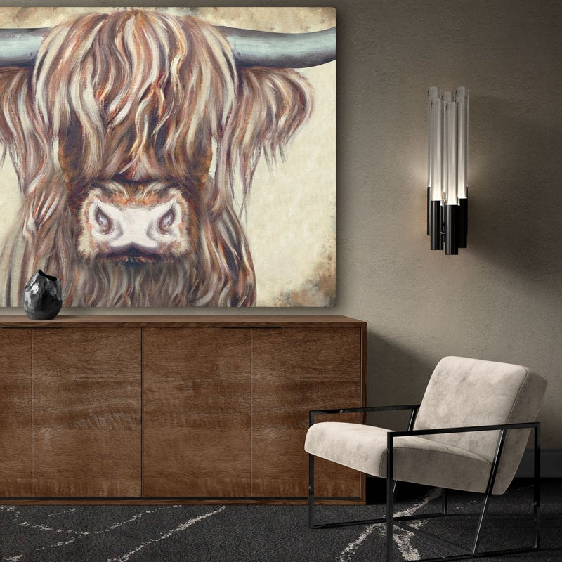 Kleurrijk schotse hooglander schilderij op canvas in gouden kleurstelling boven een dressoir