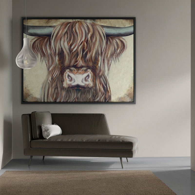 Hier hangt het Schotse hooglander schilderij, Colin boven een bank. Het kleurrijke dieren schilderij is geschikt voor ieder interieur en kent gouden details.
