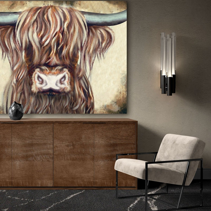 Schotse hooglander schilderij op aluminium dibond hangt hier boven een dressoir in een chique interieur tegen een beige wand