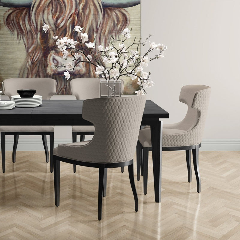 Een stoere eetkamer. Blauwe stoelen met stoere muurdecoratie. Deze industriële schotse hooglander is een metaal schilderij van Kontoer design