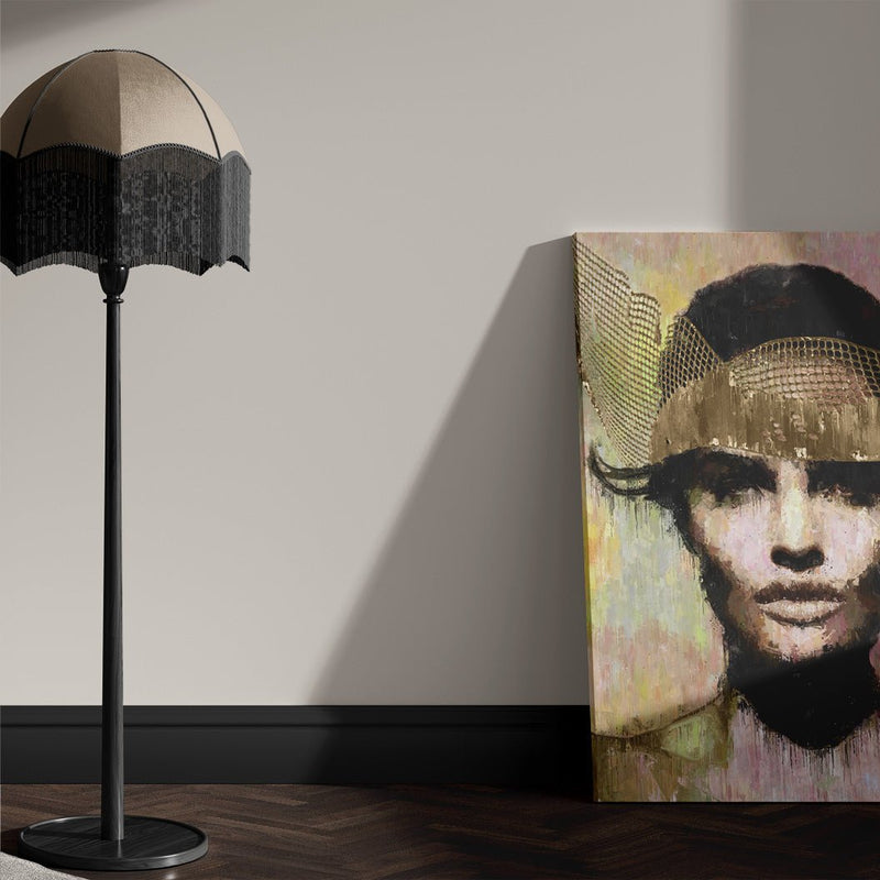 Het model trekt haar sluier van onzekerheid van zich af en onthuld zichzelf. Dit is een abstract portret schilderij van een prachtige vrouw en een belangrijk verhaal.