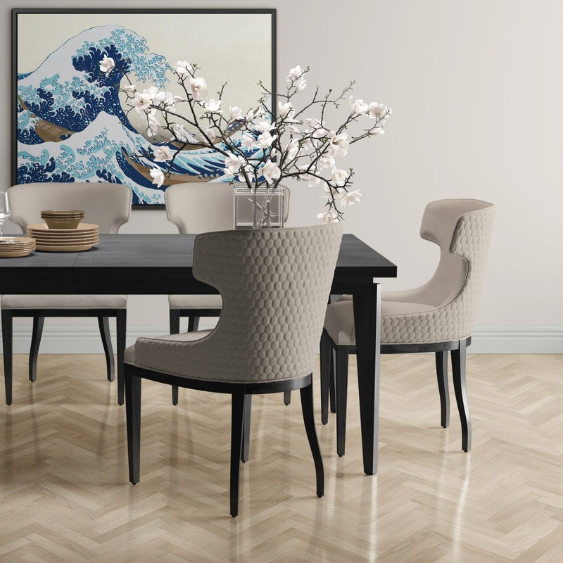 Hier zie je de grote golf van kanagawa in een lijst bij de eettafel