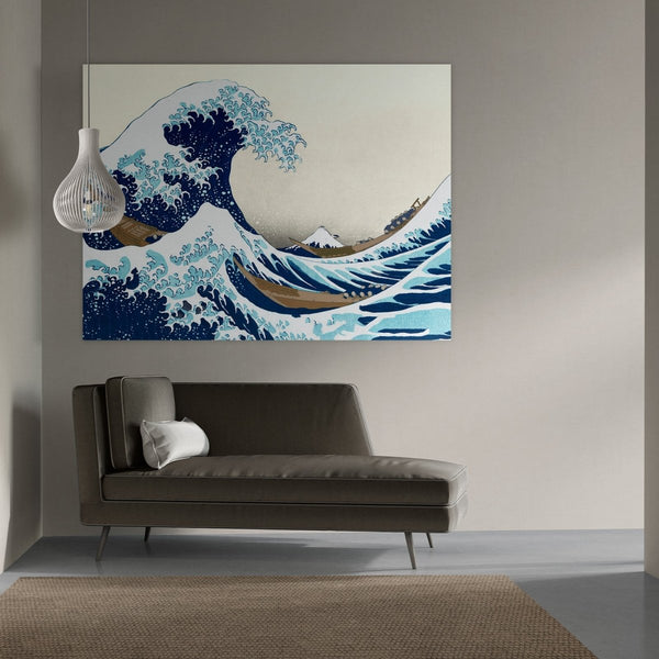 japanse schilderijen zoals deze grote golf van kanagawa in een japandi interieur. Dit japandi wanddecoratie schilderij heeft de kleuren blauw, wit en bruin