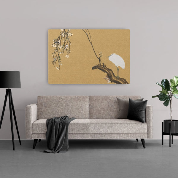 Schilderij goud en wit op canvas van een reiger in een bloeiende bloesem tak in een boom met andere vogeltjes en vogels. 