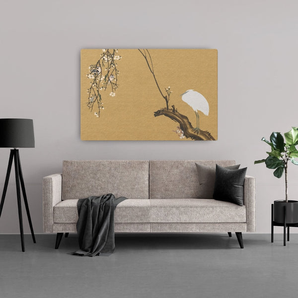 Schilderij goud en wit op canvas van een reiger in een bloeiende bloesem tak in een boom met andere vogeltjes en vogels. 