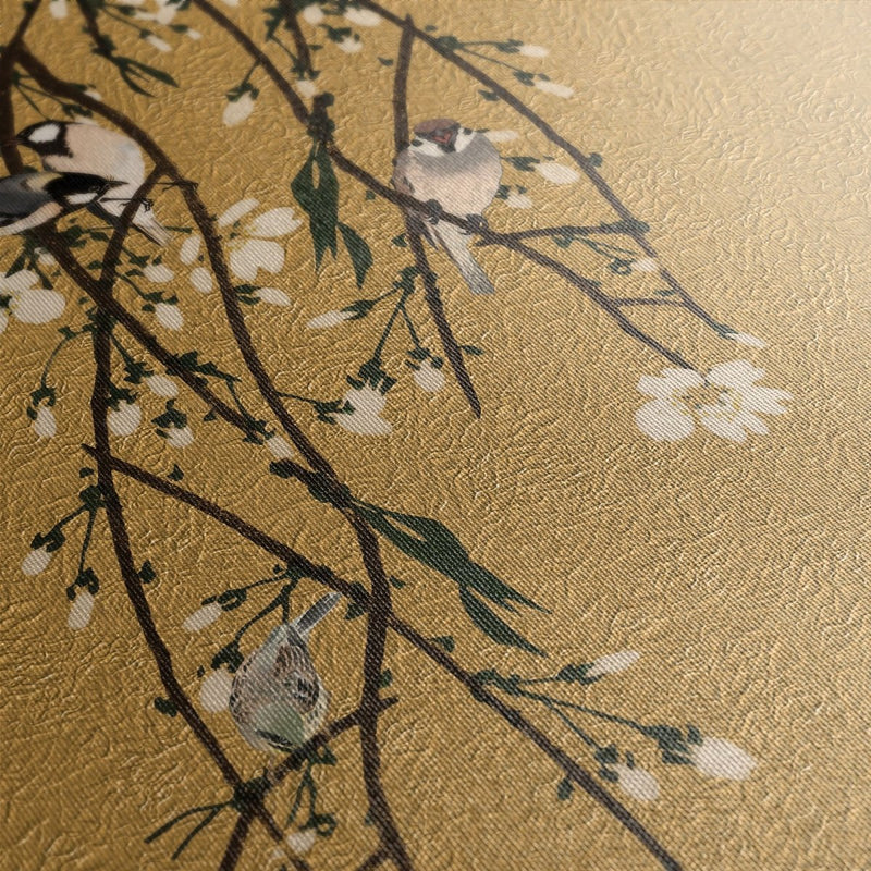 Het gouden schilderij van dichtbij, de zogenaamde close up. Je ziet een kleine vogel in de bloesemtak zitten. 