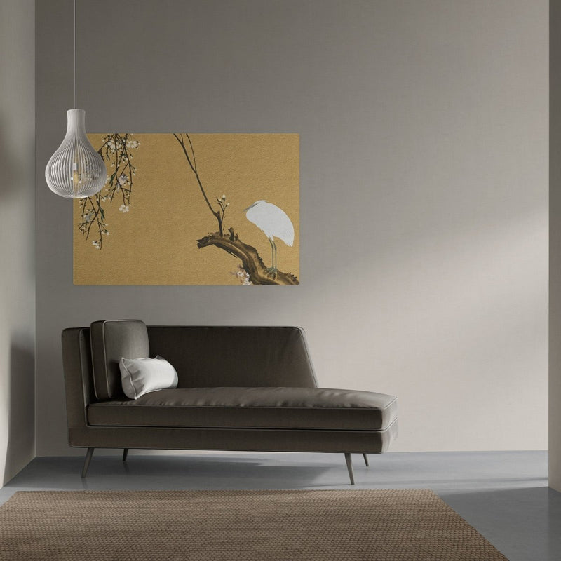 Een Japandi interieur met Japanse muurdecoratie in het goud. 