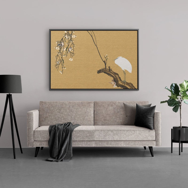 Bladgoud schilderij met de witte reiger op een bloeiende tak met een Japans tintje. 