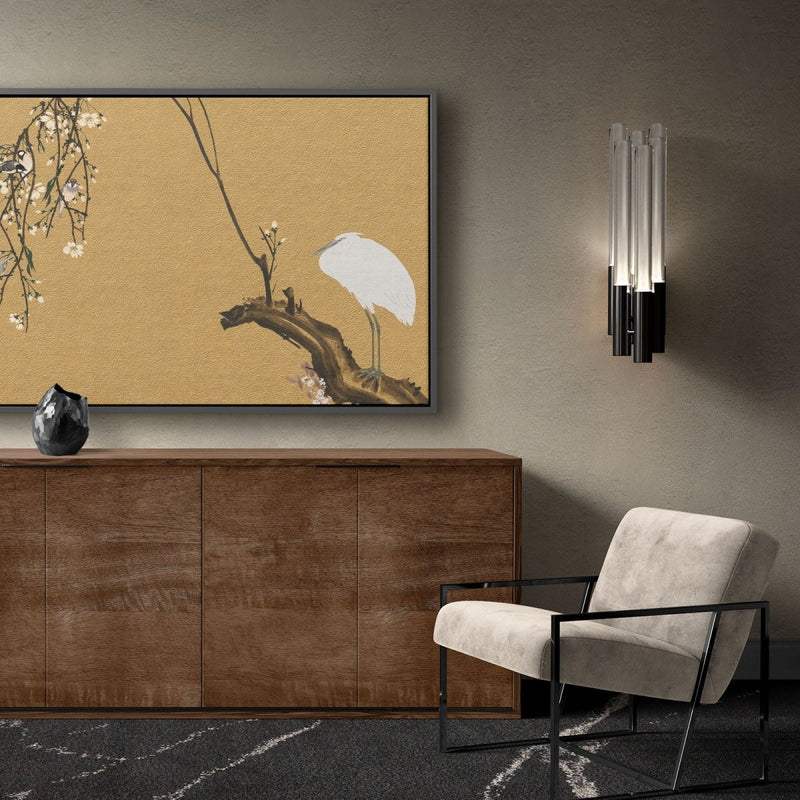 Hier hangt het goud schilderij met de bekende reiger boven een dressoir op een canvas met lijst. De baklijst geeft het gouden schilderij een chique uitstraling en een hoog afwerkingsniveau. 