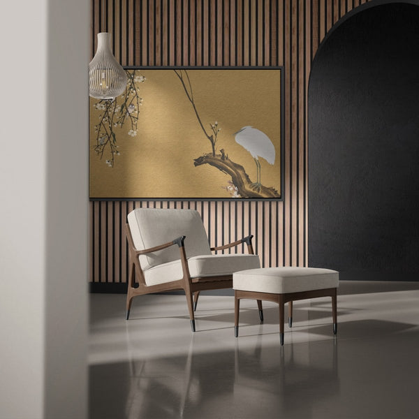 Het ingelijste schilderij van canvas in het goud met bladgoud en witte details hangt hier in een minimalistische inrichting aan de muur. De kunst aan de muur geeft de rest van het interieur een chique uitstraling.