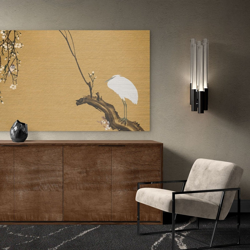 Hier hangt de Japanse kunst met goud op aluminium boven een kast in de woonkamer. 
