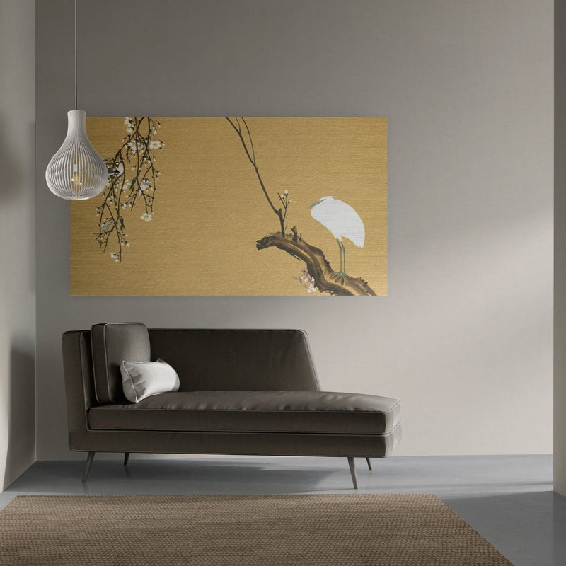 Hier hangt het gouden schilderij in een Japanse inrichting boven een bank.