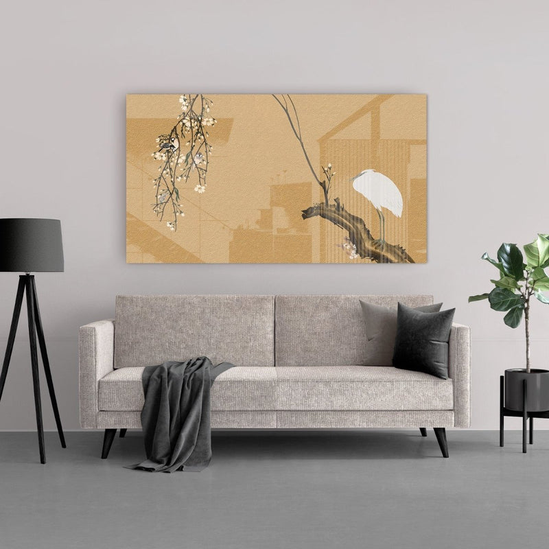 Het plexiglas schilderij van de beroemde witte reiger tegen een gouden achtergrond met veel indrukwekkende details zoals vogeltjes en bloemen.