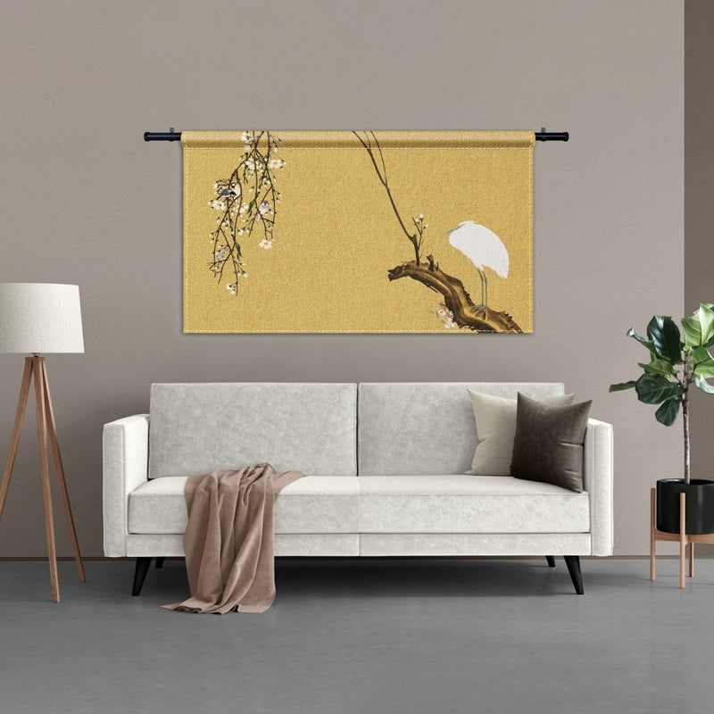 Een breed wandkleed hangt hier boven de bank in de woonkamer met veel goud en artistieke details in 16 op 9  verhouding. Deze verhouding is eigenlijk een panorama wandkleed. 