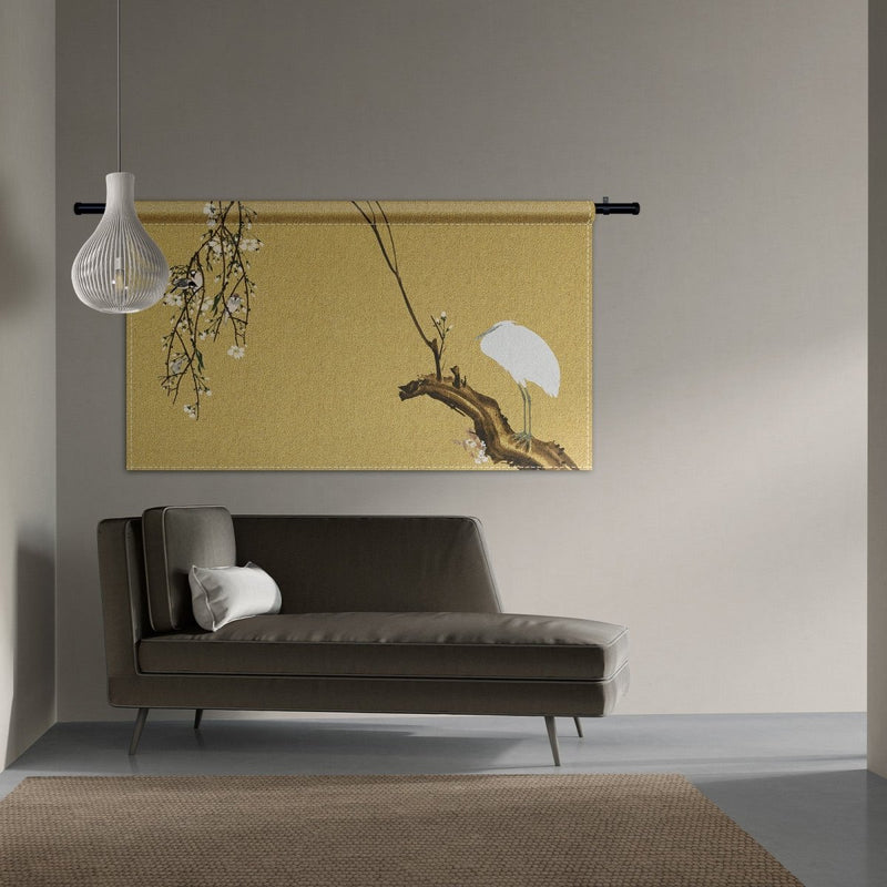 Wandkleed muurdecoratie is zo mooi. Dit brede wandkleed zwart goud en een beetje wit en bruin hangt hier boven een bank. Het kleed is te bestellen in velvet velours of geweven katoen. Het is een mooi groot wandkleed in het goud. Deze mooie wandkleden zijn exclusief verkrijgbaar bij Kontoer design. 