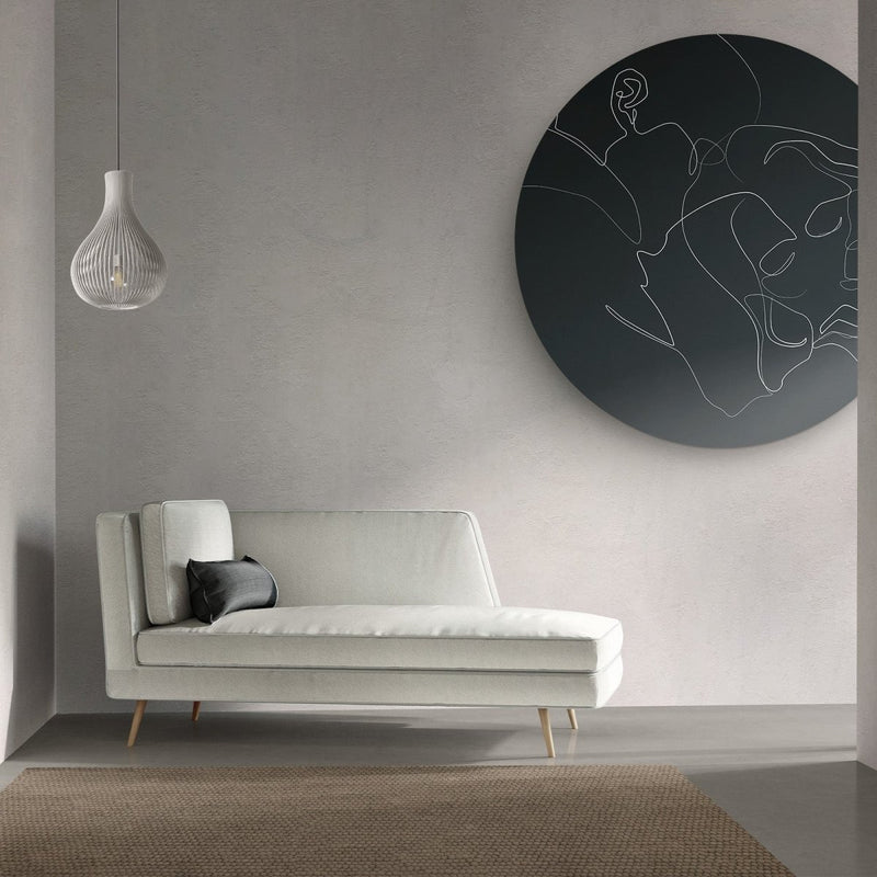 Boven de bank hangt de line art op muurcirkel in zwart met wit