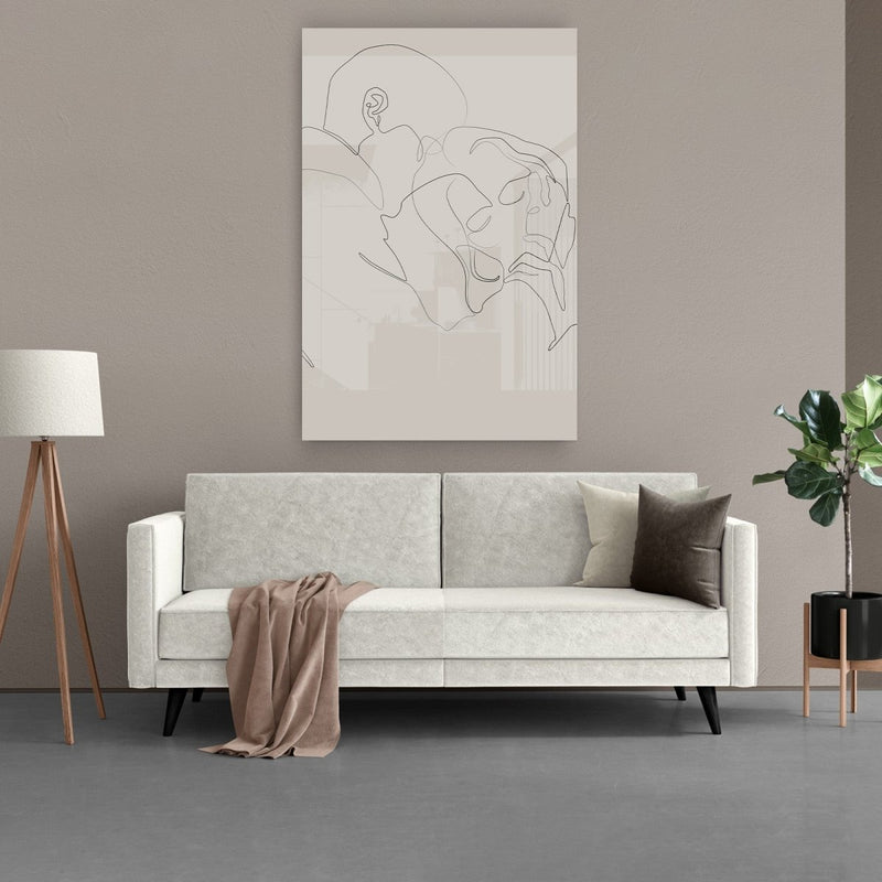 schilderij plexiglas van vrouw en man in beige boven de bank in woonkamer