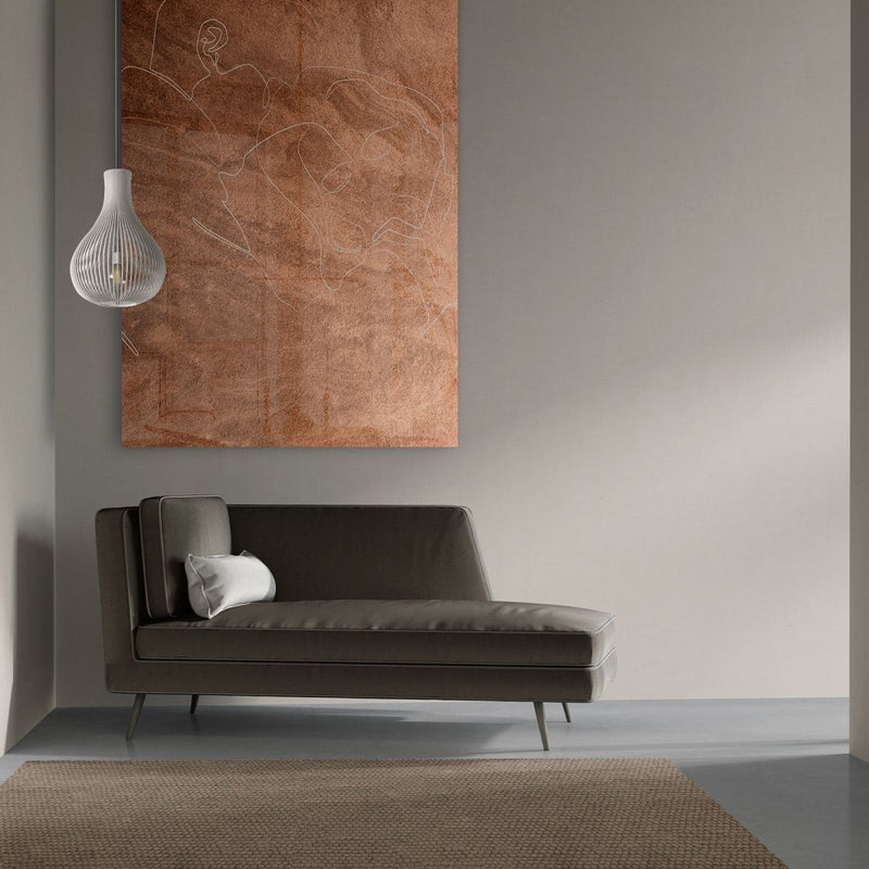 Glas schilderij van Kontoer design boven de bank in een chique interieur