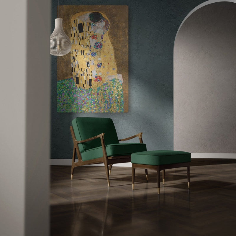 De kun van Gustav Klimt op canvas in grootformaat in een modern interieur. De moderne kunst past perfect bij de rest van de inrichting. Het bladgoud geeft een dure sfeer. 