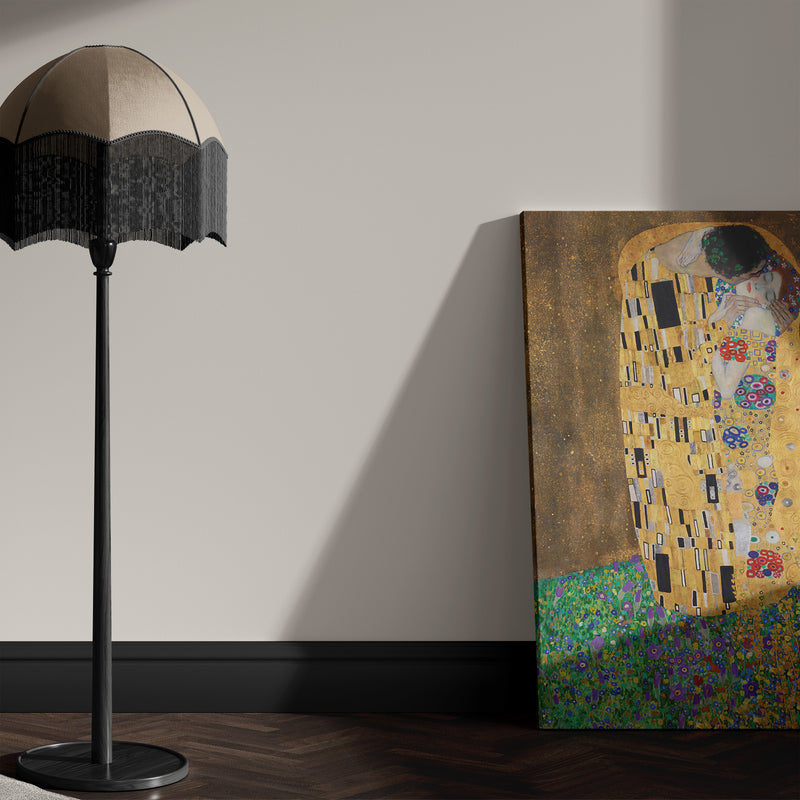 De moderne kunst zoals dit Klimt schilderij, De kus staat hier op de grond en is gemaakt van canvas
