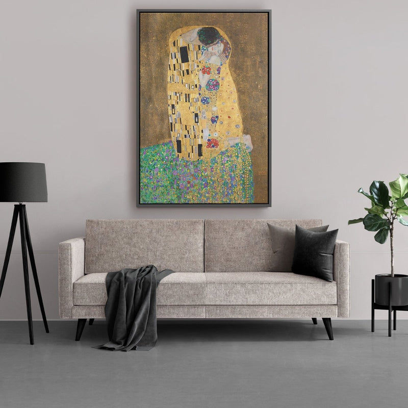 De kus van Gustav Klimt op canvas met lijst boven de bank in de woonkamer. Het bekende schilderij van de Oostenrijker kent veel kleur zoals bladgoud. Het is de eerste moderne kunst uit de 20e eeuw.