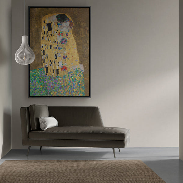 Moderne kunst met blad goud van een man en vrouw die kussen en lief hebben. Vandaar ook de titel, De kus. Gustav Klimt maakte dit meesterwerk rond 1907 op canvas. Een ingelijste reproductie van dit kunstwerk is te bestellen bij Kontoer design