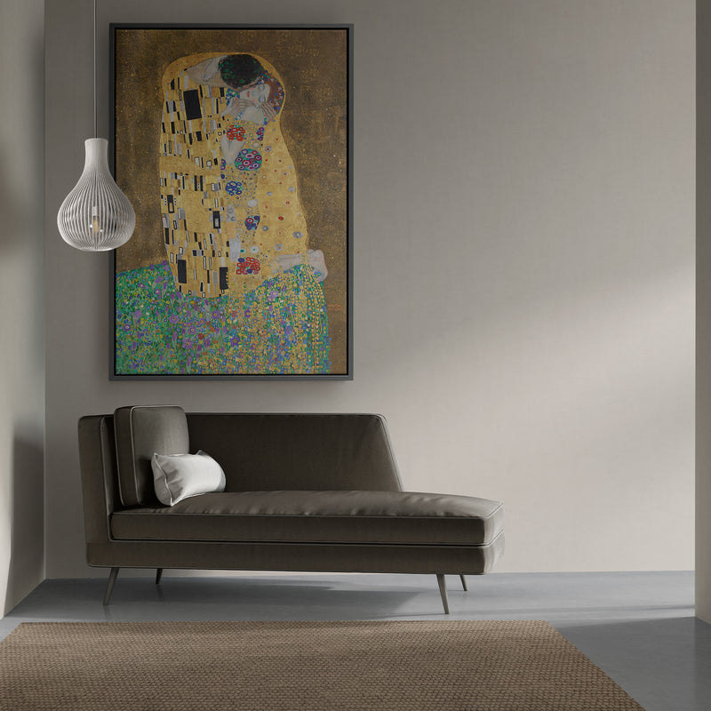 Moderne kunst met blad goud van een man en vrouw die kussen en lief hebben. Vandaar ook de titel, De kus. Gustav Klimt maakte dit meesterwerk rond 1907 op canvas. Een ingelijste reproductie van dit kunstwerk is te bestellen bij Kontoer design