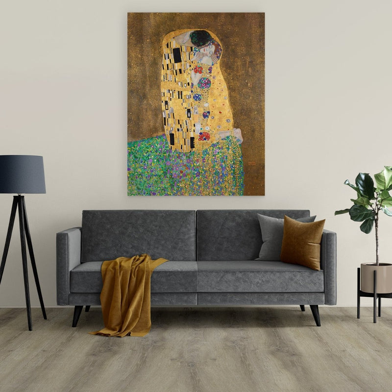 Hier zie je het dibond schilderij, De kus van Gustav Klimt boven een bank in de woonkamer hangen. Het dibond zorgt voor een exceptionele kleurenweergave. 