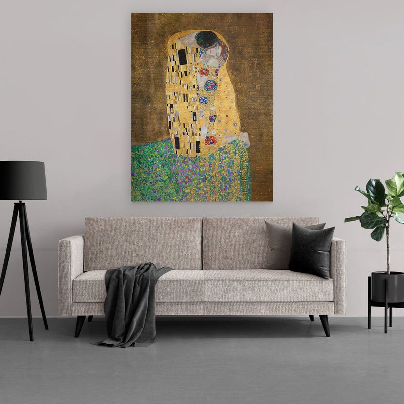 Stoer, maar tevens chique en modern, dit kunstwerk van Gustav Klimt, De kus. In het Duits, Der kuss. De man en vrouw staan naast een afgrond en geven elkaar een kus. 
