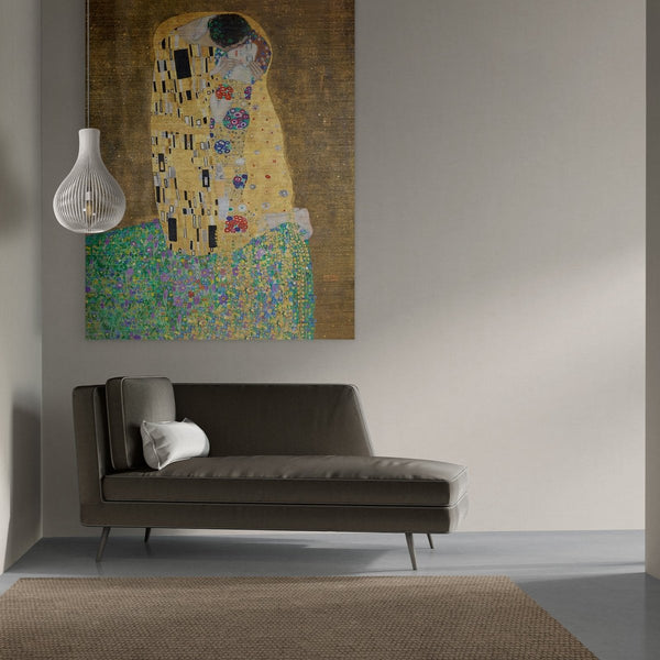 de kus schilderij van Gustav Klimt op aluminium metaal, dat is wat je hier in het moderne interieur ziet hangen. Het bekende schilderij met goud hangt hier boven een moderne sofa. 
