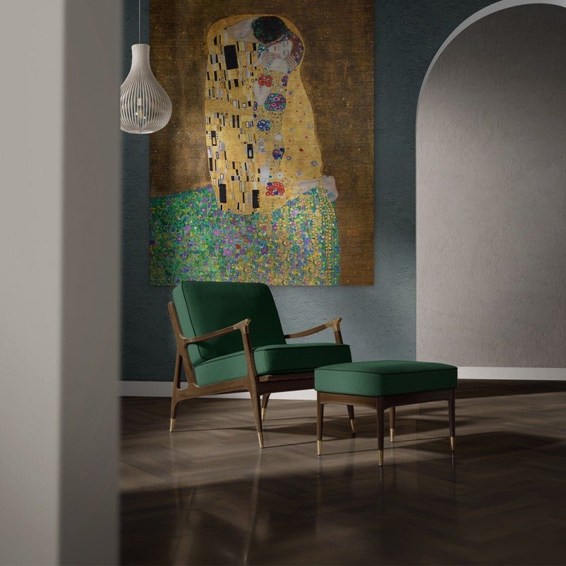 Goud, modern, excentriek en gewaagd. Zo kun je De kus van de Oostenrijkse meester het beste omschrijven.  Hier wordt het schilderij afgebeeld op geborsteld aluminium metaal. 