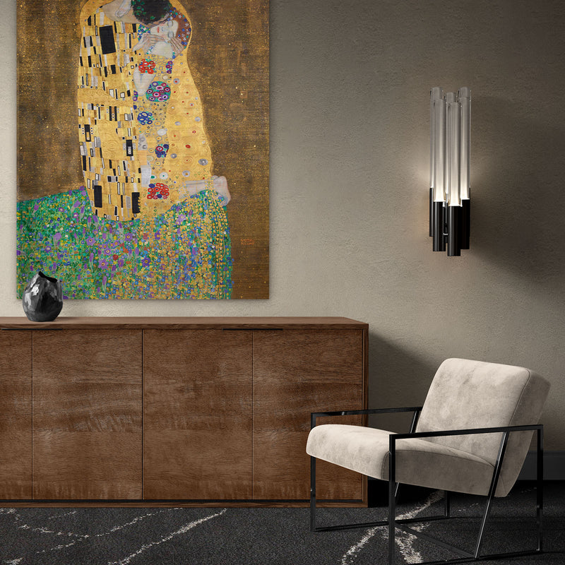 De moderne kunst hangt hier boven een dressoir in een woonkamer met goud en veel kleur. Het is De kus van Gustav Klimt die de inspiratie heeft gevormd voor dit meesterwerk uit Oostenrijk. 