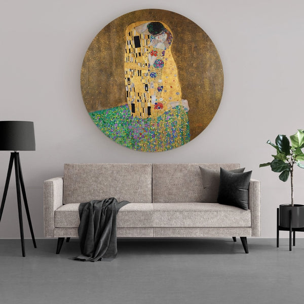 De kus van Gustav Klimt op muurcirkel van aluminium dibond in de kleur goud, geel en groen. Het moderne kunstwerk met ronde vorm hangt hier in de woonkamer. 