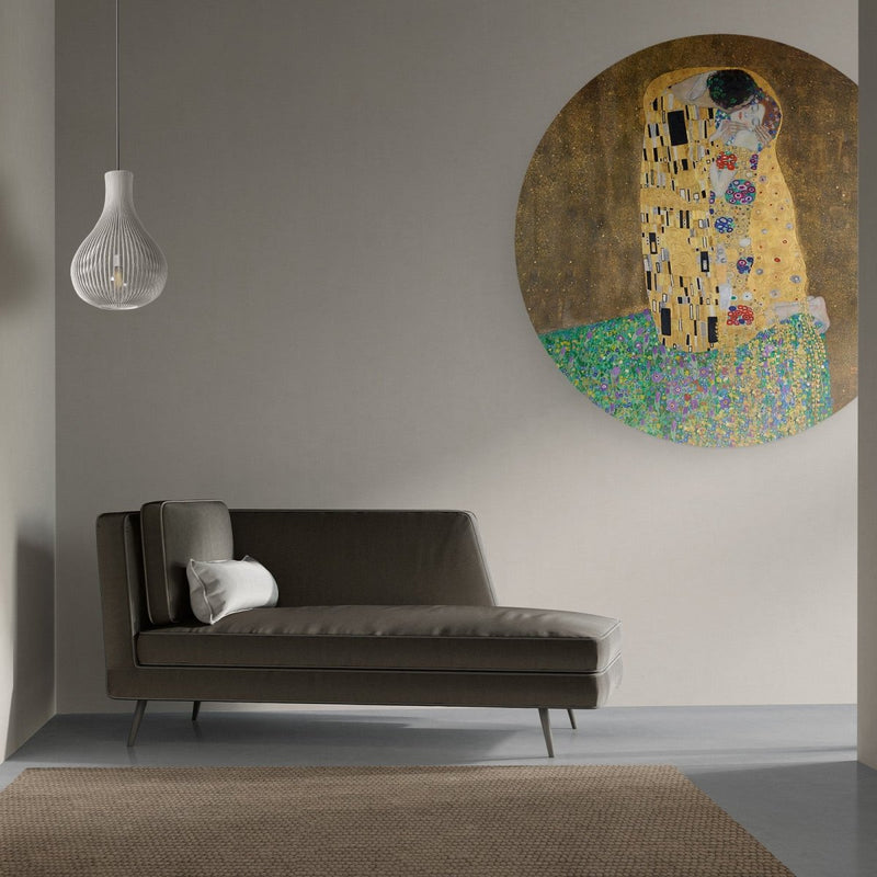 Modern, strak en gewaagd, Deze kus van Klimt. De muurcirkel toont een kussen de man en een vrouw in gewaagde pose. 