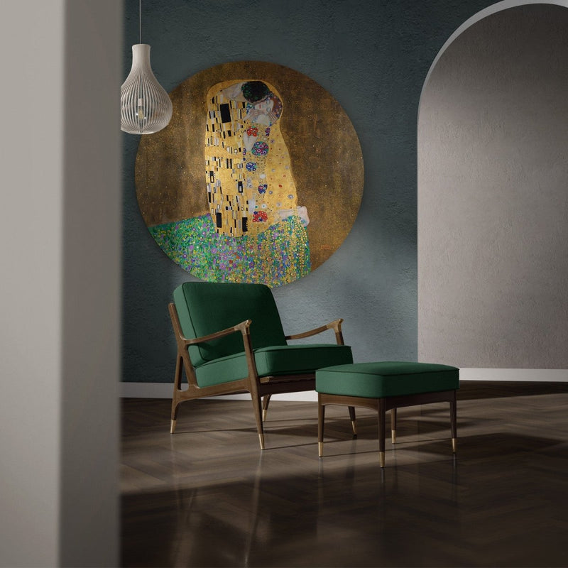 Muurcirkel van Gustav Klimt met een hoop bladgoud, de man kust de vrouw, vandaar de naam, De kus