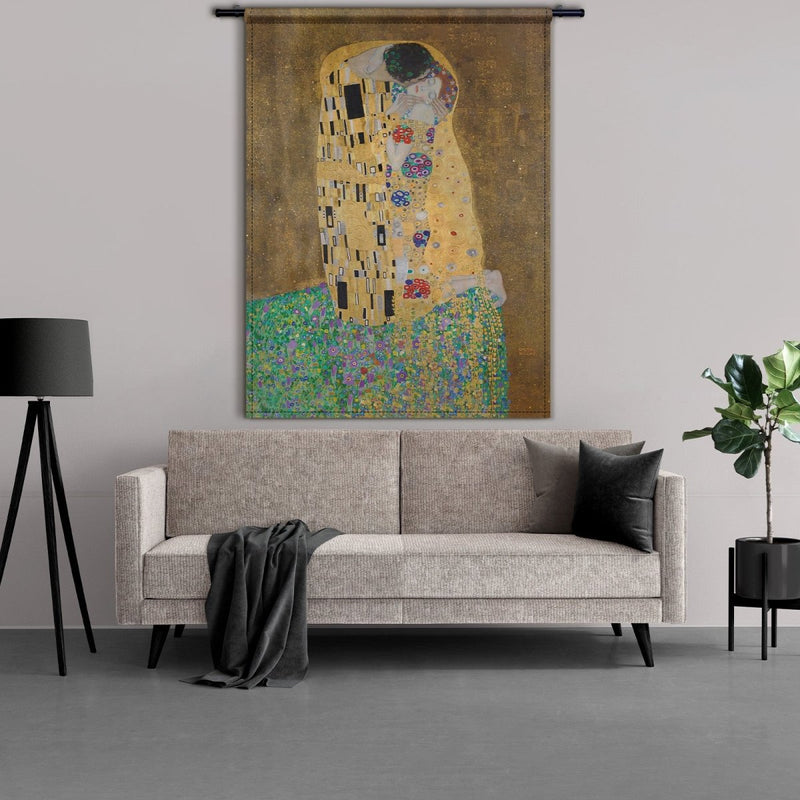 Hier zie je het wandkleed van De kus boven een bank in de woonkamer hangen. De kus van Klimt kent vooral heel veel goud en details. 