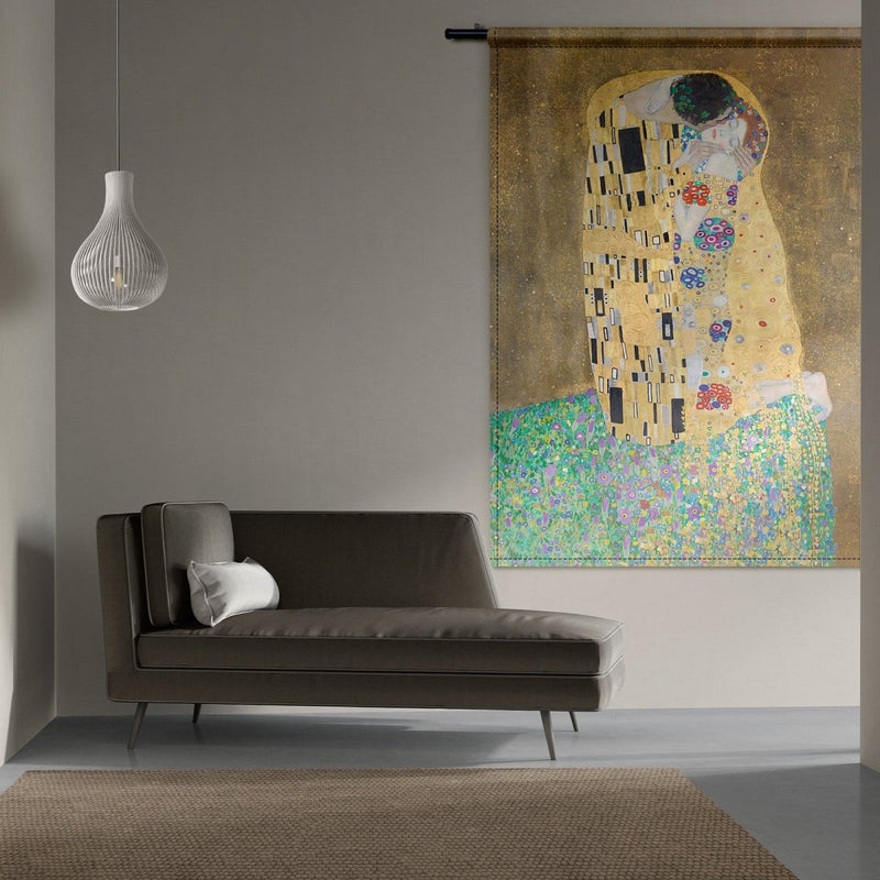Wandkleed van velours of katoen met daarop De kus van Gustav Klimt. 