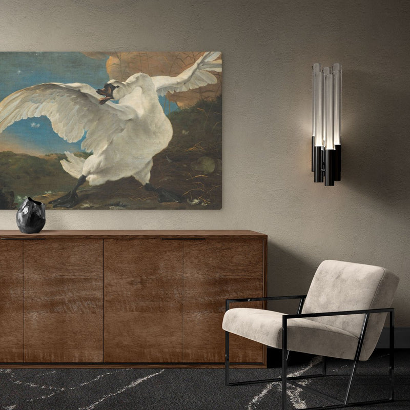 De bedreigde zwaan op canvas zie je hier in de woonkamer hangen. Het canvas schilderij hangt hier boven een kast aan de muur. 
