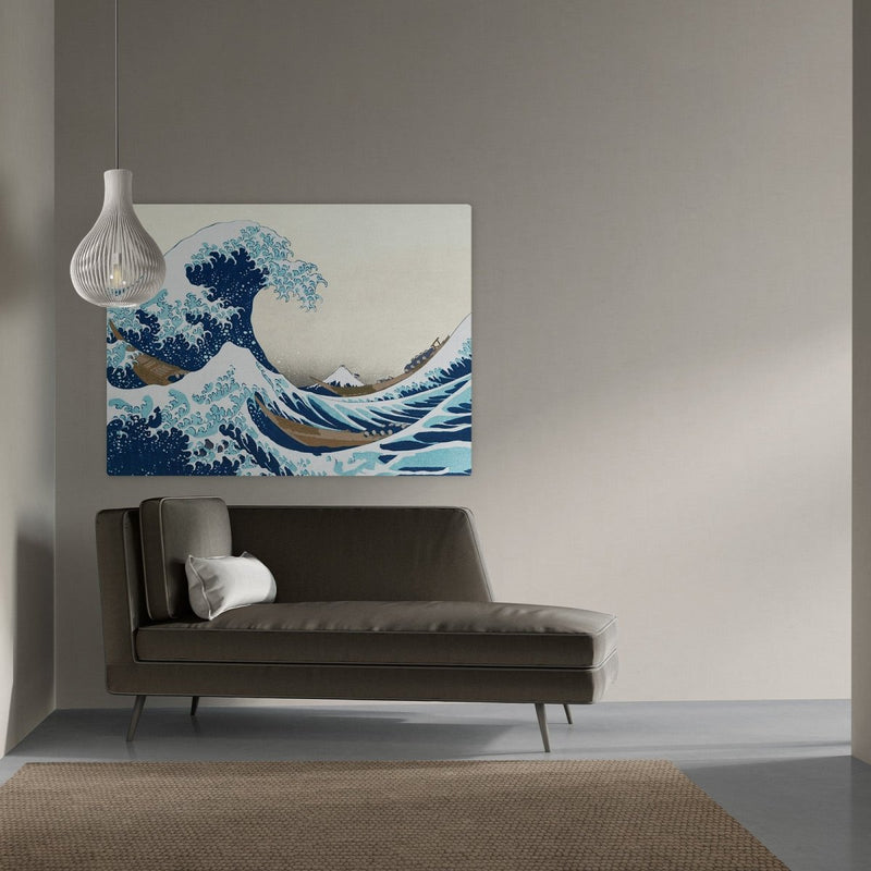 Hier zie je het Japandi schilderij De grote golf van Kanagawa op canvas in een Japandi woonkamer boven de bank hangen.