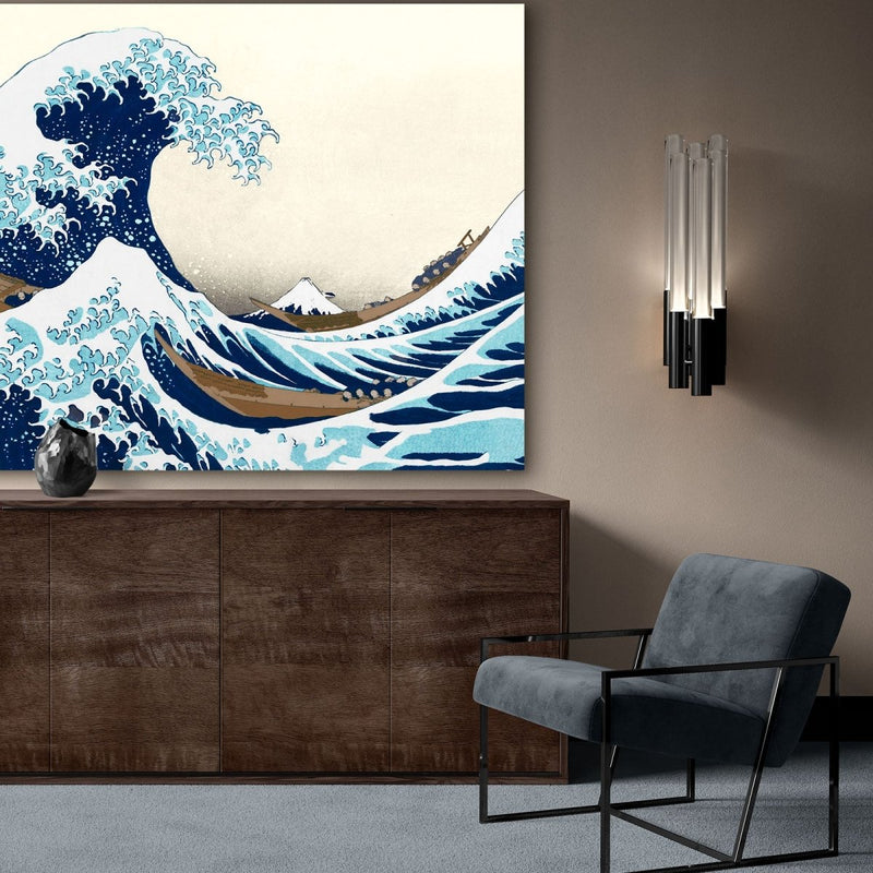 Hier hangt het Japanse schilderij in een Japandi woonkamer boven een houten dressoir, de grote golf van kanagawa op aluminium dibond is een prachtig werk aan de muur
