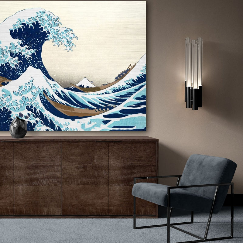 Het stoere japandi schilderij van metaal, De grote golf van Kanagawa op geborsteld aluminium hangt hier als Japans schilderij boven een dressoir van natuurlijke materialen