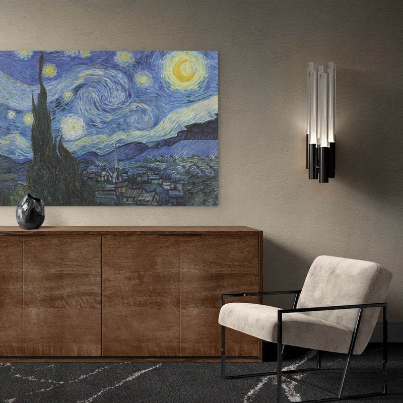 De Sterrennacht van Vincent van Gogh op canvas schilderij hangt hier boven het dressoir op groot formaat. De reproductie is te bestellen op verschillde formaten canvas.