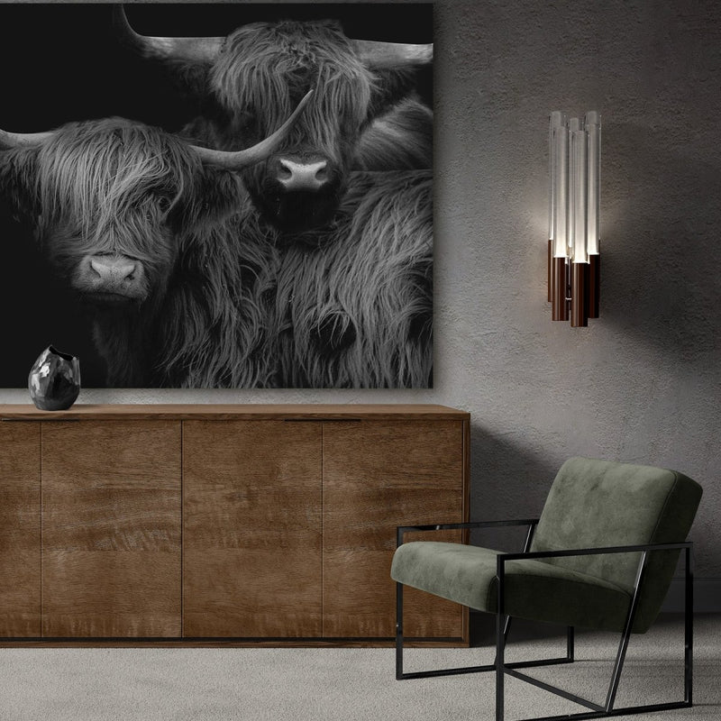 Een schotse hooglander dibond schilderij boven een dressoir van aluminium dibond. Het is een uniek maatwerk schilderij ontworpen door Kontoer design in zwart wit, een zwart wit schilderij dus. De Highlander muurdecoratie hangt op ooghoogte