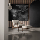 Aluminium schilderij van geborsteld aluminium met daarop het design van twee Schotse hooglanders is zwart wit aan de muur in een moderne setting. Deze stoere muurdecoratie met grove metaalstructuur is uitermate geschikt voor industrieel interieur